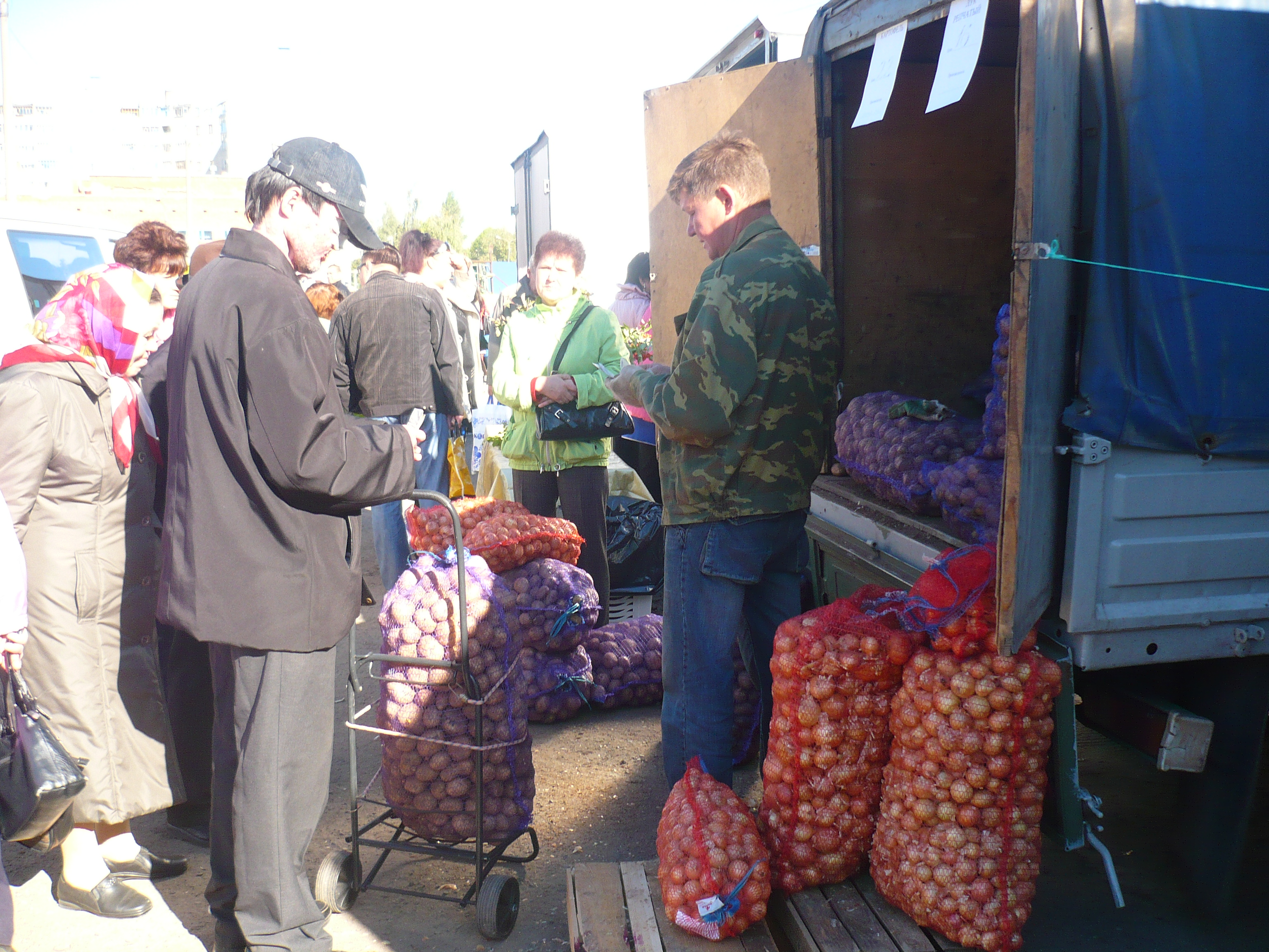 16:50 За месяц работы ярмарок «Дары осени» жителям Калининского района столицы было реализовано около 500 тонн сельхозпродукции 